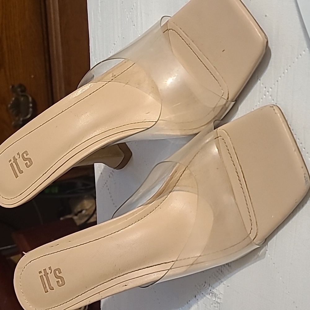 It's nude/clear heels size 8m.
